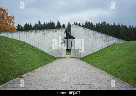 Mémorial aux Victimes du Communisme. Le monument se compose de divers centres commerciaux, un obélisque et d'autres formes brutaliste. Il commémore l'origine Russi Banque D'Images