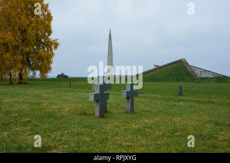 Mémorial aux Victimes du Communisme. Le monument se compose de divers centres commerciaux, un obélisque et d'autres formes brutaliste. Il commémore l'origine Russi Banque D'Images