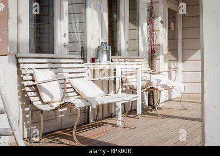 Terrasse salon avec canapés confortables dans une maison de luxe. Mobilier de jardin à la terrasse. La conception moderne de l'architecture, véranda de maison moderne.Photo de Banque D'Images