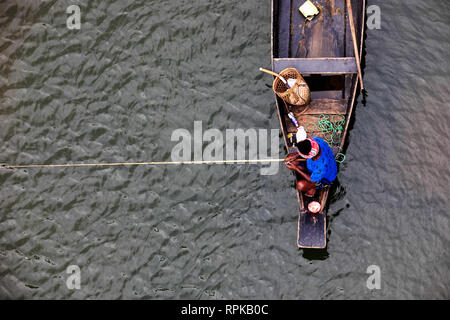 MEGHALAYA, en Inde, en septembre 2018, batelier lignes son bateau à Umngot Dawki, Rivière Banque D'Images