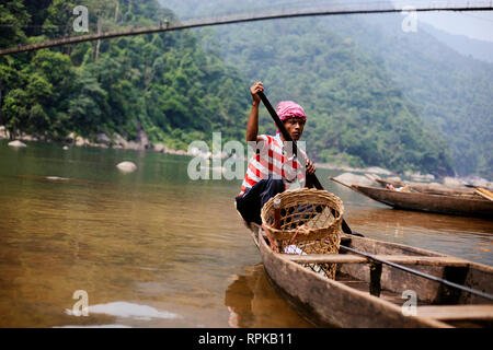 MEGHALAYA, en Inde, en septembre 2018, batelier lignes son bateau à Umngot Dawki, Rivière Banque D'Images