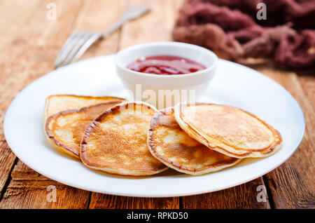 Des crêpes avec de la confiture sur la plaque sur une table Banque D'Images