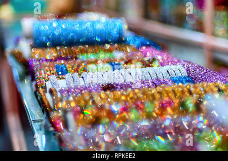 Une grande collection de bracelets en verre multicolore sur l'affichage pour la vente à Laad Bazaar, Hyderabad, Inde, Telangana. Bokeh utilisé pour la créativité. Banque D'Images