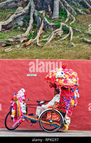 Les trishaws colorés, une forme de location-powered, pousse-pousse cette croisière autour de la ville de la ville de Malacca, Malaisie Banque D'Images