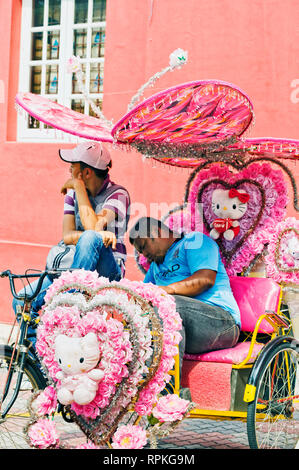 Les trishaws colorés, une forme de location-powered, pousse-pousse cette croisière autour de la ville de la ville de Malacca, Malaisie Banque D'Images