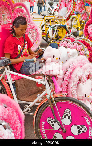 Les trishaws colorés, une forme de location-powered, pousse-pousse cette croisière autour de la ville de la ville de Malacca, Malaisie Banque D'Images