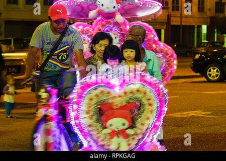 Les trishaws colorés, une forme de location-powered, pousse-pousse que dans la nuit de croisière autour de la ville de Malacca Ville Banque D'Images