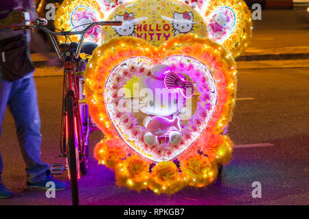 Les trishaws colorés, une forme de location-powered, pousse-pousse que dans la nuit de croisière autour de la ville de Malacca Ville Banque D'Images