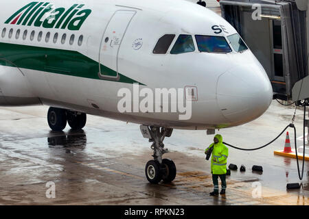 Un avion d'Alitalia est préparé et alimenté pour départ à l'aéroport de Fiumicino Banque D'Images