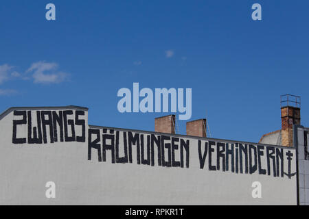 Berlin, Allemagne - 14 juin 2016 : 'Stop' (allemand : expulsions en Zwangsraeumung) graffitis sur la façade de l'immeuble à Berlin, Allemagne. Banque D'Images