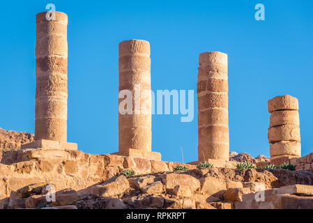 Ruines du Grand Temple de Pétra ville historique de royaume nabatéen en Jordanie Banque D'Images