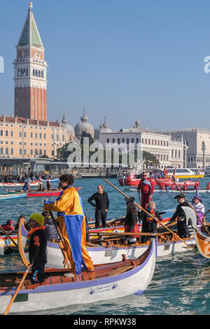 Venise, Italie - 17 février : vue sur un bateau avec des gens masqués pendant la Régate du Carnaval le 17 février 2019 à Venise, Italie. Banque D'Images