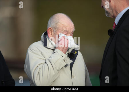 Tony Foulds, 82, montres de Endcliffe Park à Sheffield, l'aviation, de la Grande-Bretagne et des États-Unis, un défilé hommage à dix aviateurs nous 75 ans après il a été témoin de l'accident qui les a tués. Banque D'Images