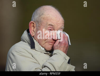 Tony Foulds, 82, montres de Endcliffe Park à Sheffield, l'aviation, de la Grande-Bretagne et des États-Unis, un défilé hommage à dix aviateurs nous 75 ans après il a été témoin de l'accident qui les a tués. Banque D'Images