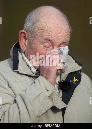 Tony Foulds, 82, est en larmes après il regarde d'Endcliffe Park à Sheffield, l'aviation, de la Grande-Bretagne et des États-Unis, un défilé hommage à dix aviateurs nous 75 ans après il a été témoin de l'accident qui les a tués. Banque D'Images