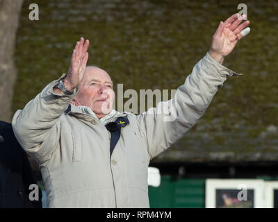 Tony Foulds, 82, montres de Endcliffe Park à Sheffield, l'aviation, de la Grande-Bretagne et des États-Unis, un défilé hommage à dix aviateurs nous 75 ans après il a été témoin de l'accident qui les a tués. Banque D'Images