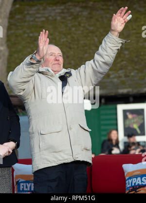 Tony Foulds, 82, montres de Endcliffe Park à Sheffield, l'aviation, de la Grande-Bretagne et des États-Unis, un défilé hommage à dix aviateurs nous 75 ans après il a été témoin de l'accident qui les a tués. Banque D'Images