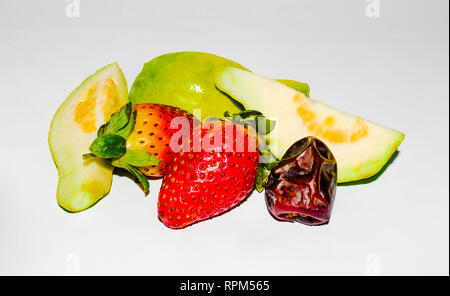 Tranches de fraise, la goyave et la date avec un fond blanc. Banque D'Images