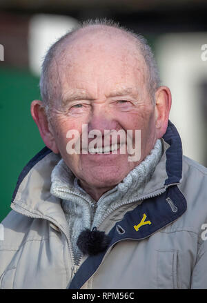 Tony Foulds, 82, montres de Endcliffe Park à Sheffield, l'aviation, de la Grande-Bretagne et des États-Unis, un défilé hommage à dix aviateurs nous 75 ans après il a été témoin de l'accident qui les a tués. Banque D'Images