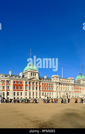 Londres, Angleterre, Royaume-Uni. Horse Guards Parade - Ministère de la Défense, l'ancien bâtiment de l'Amirauté - groupe d'enfants de l'école primaire sur un voyage scolaire Banque D'Images