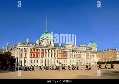 Londres, Angleterre, Royaume-Uni. Horse Guards Parade - Ministère de la Défense, l'ancien bâtiment de l'Amirauté - groupe d'enfants de l'école primaire sur un voyage scolaire Banque D'Images