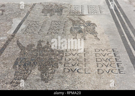 ROME - sol de mosaïque lecture 'Duce' à l'entrée du Foro Italico. Le complexe sportif était auparavant connu sous le nom de Foro Mussolini. Banque D'Images