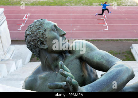 ROME - statue en bronze au Stadio dei Marmi dans le Foro Italico. Le complexe sportif autrefois connu sous le nom de Foro Mussolini a été construit dans l'ère fasciste. Banque D'Images