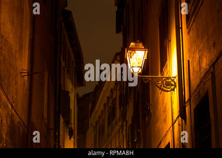 ROME - une lanterne allumée alley près de la Piazza Navona la nuit. Banque D'Images