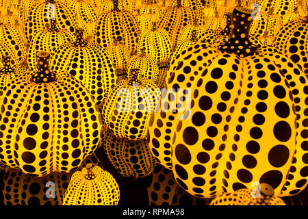 ROME - Prix Miroir intitulé tous l'amour éternel que j'ai pour les citrouilles par l'artiste japonaise Yayoi Kusama à l'exposition d'amour. Banque D'Images