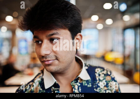 Close up portrait of young male indian freelancer dans les fast food cafe, beau chef de porter homme asiatique en chemise, à l'aise dans un café-restaurant. Banque D'Images