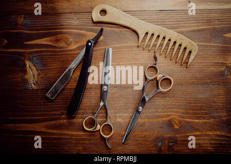 Salon de coiffure de l'équipement et des outils sur la table en bois Banque D'Images