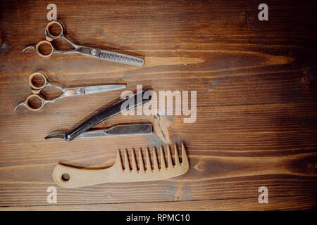 Salon de coiffure de l'équipement et des outils sur la table en bois Banque D'Images