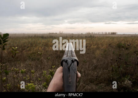 Hunter avec de vieux fusil de chasse en attente de prier dans les bois Banque D'Images