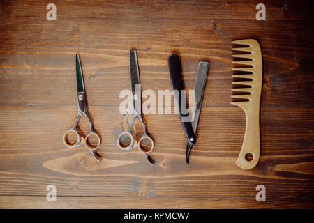 Salon de coiffure de l'équipement et des outils sur la table en bois Banque D'Images