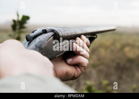 Hunter avec de vieux fusil de chasse en attente de prier dans les bois Banque D'Images