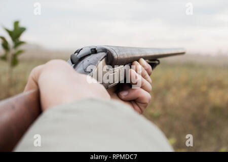 Hunter avec de vieux fusil de chasse en attente de prier dans les bois Banque D'Images