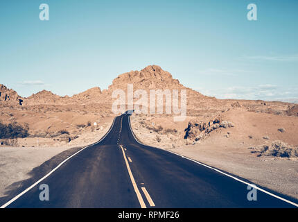 Route du désert du Nevada, aux tons couleur travel concept photo, USA. Banque D'Images
