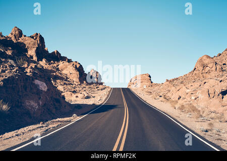 Route du désert du Nevada, aux tons couleur travel concept photo, USA. Banque D'Images