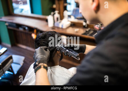 Portrait of handsome man with beard dans ce type. Coiffure travailler avec un rasoir électrique faire en coupe coiffure Banque D'Images