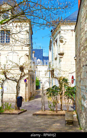 L'incroyable centre-ville d'une petite ville Saumur, France. Maisons en pierre blanche avec des toits gris près d'un square, un banc. Printemps chaud matin, dynamique Banque D'Images