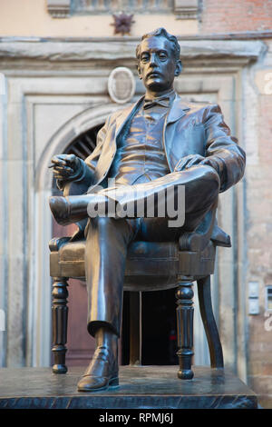 Italie, Toscane, Lucca, statue en bronze de Giacomo Puccini en face de sa maison natale Casa natale, maintenant un musée. Banque D'Images