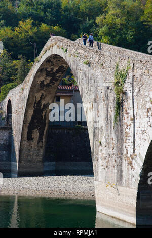 Italie, Toscane, Lucca, la Garfagnana, Bagni di Lucca, Devil's aka Maddalena's Bridge avec les gens marcher sur l'arc haut Banque D'Images