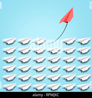 Origami avions de papier volant avec un rouge sur fond bleu. Solution d'entreprise et concept Banque D'Images