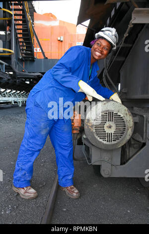 Johannesburg, Afrique du Sud - 12 Avril 2012 : appareil de contrôle technicien à la combustion du charbon Power Station Banque D'Images