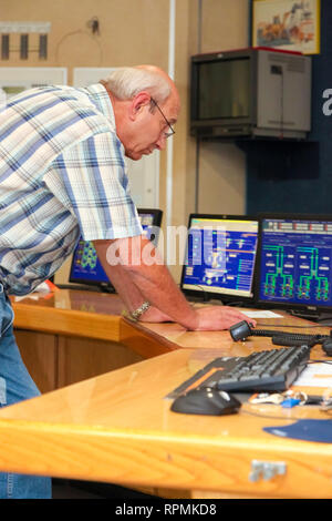 Johannesburg, Afrique du Sud - 12 Avril 2012 : la combustion du charbon Power Station Control Room Banque D'Images