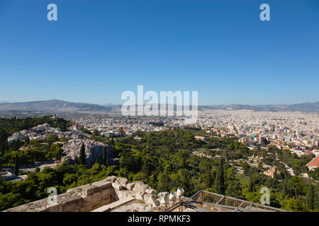 Grèce, Athènes, Attique, vue sur la ville dans les collines au-delà de l'Acropole. Banque D'Images