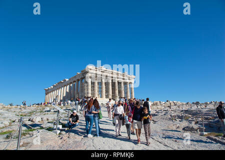 La Grèce, de l'Attique, Athènes, l'Acropole, le Parthénon avec des foules de touristes. Banque D'Images