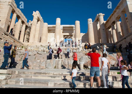 Grèce, Athènes, Attique, acropole avec des foules de touristes. Banque D'Images