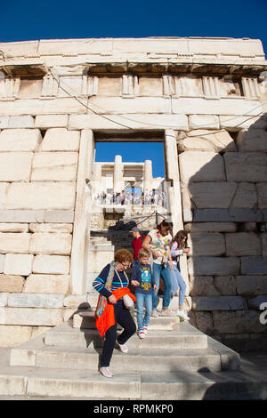 Grèce, Athènes, Attique, acropole avec des foules de touristes. Banque D'Images