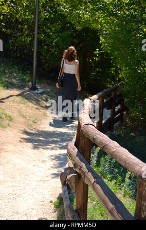 Young woman walking away seul sur une forêt Banque D'Images